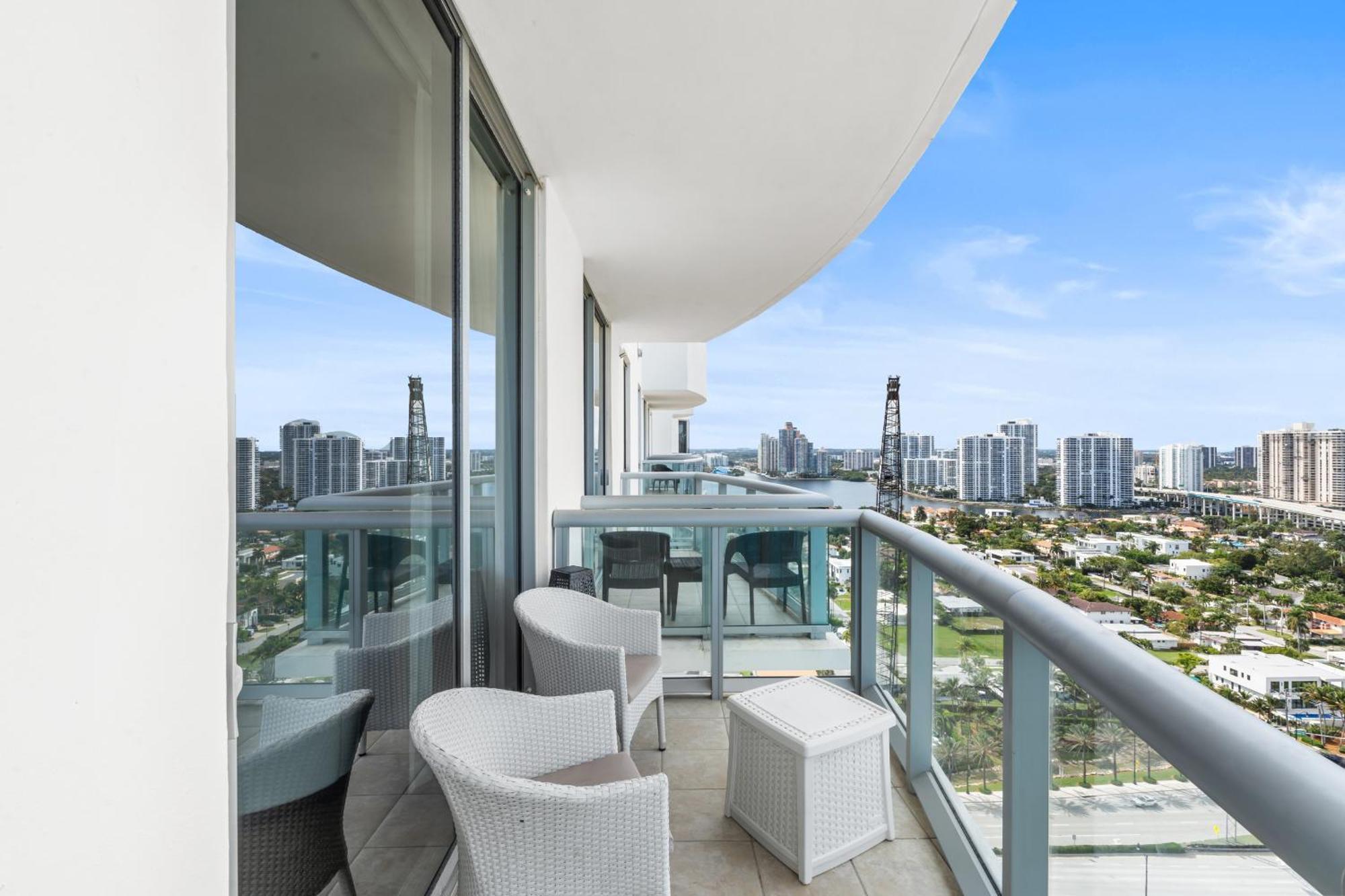 Above It All - A Luxurious Penthouse With High Ceilings Sunny Isles Beach Εξωτερικό φωτογραφία